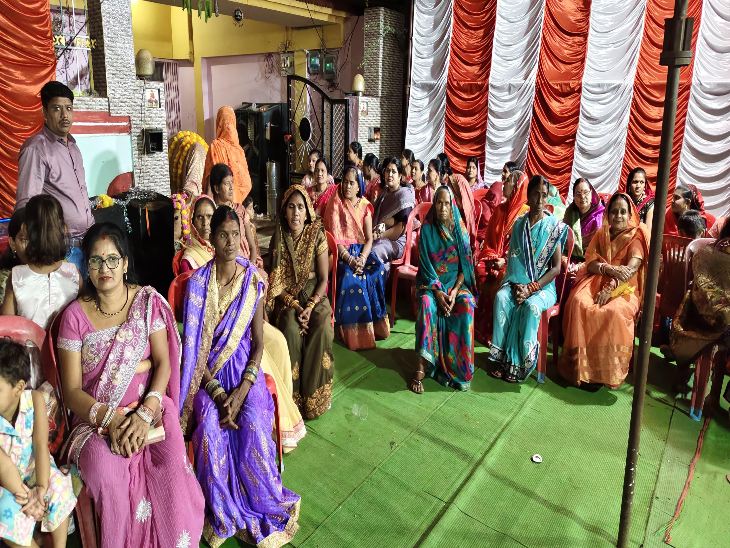 बछिया के जन्मदिन कार्यक्रम में पहुंचे मेहमान।