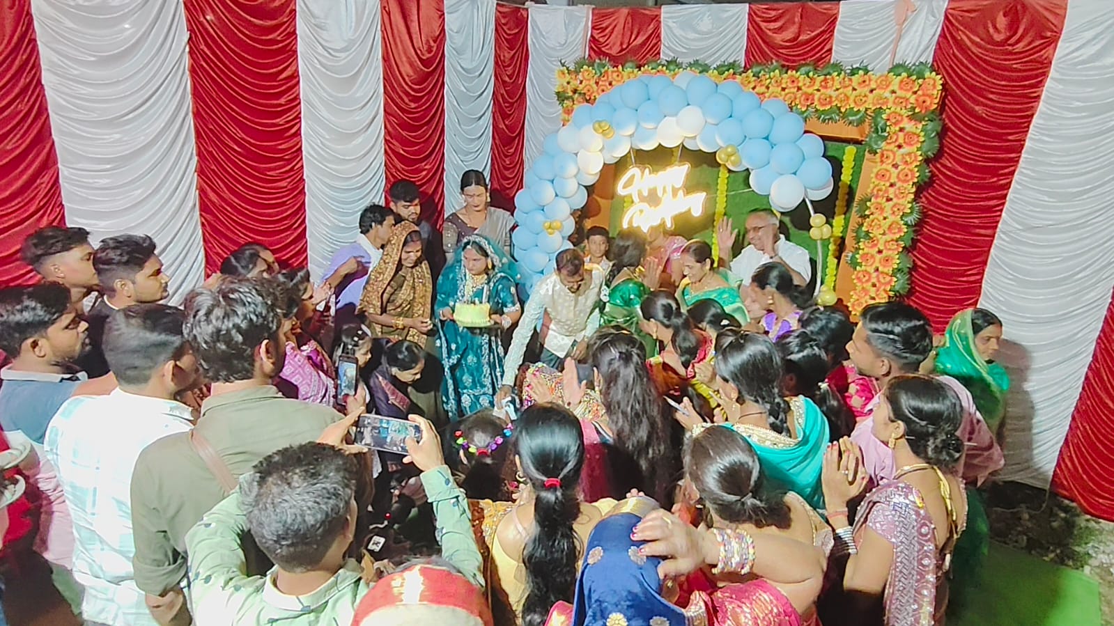 इस कार्यक्रम में पहुंचे करीब 300 लोगों के लिए प्रीतिभोज रखा गया।