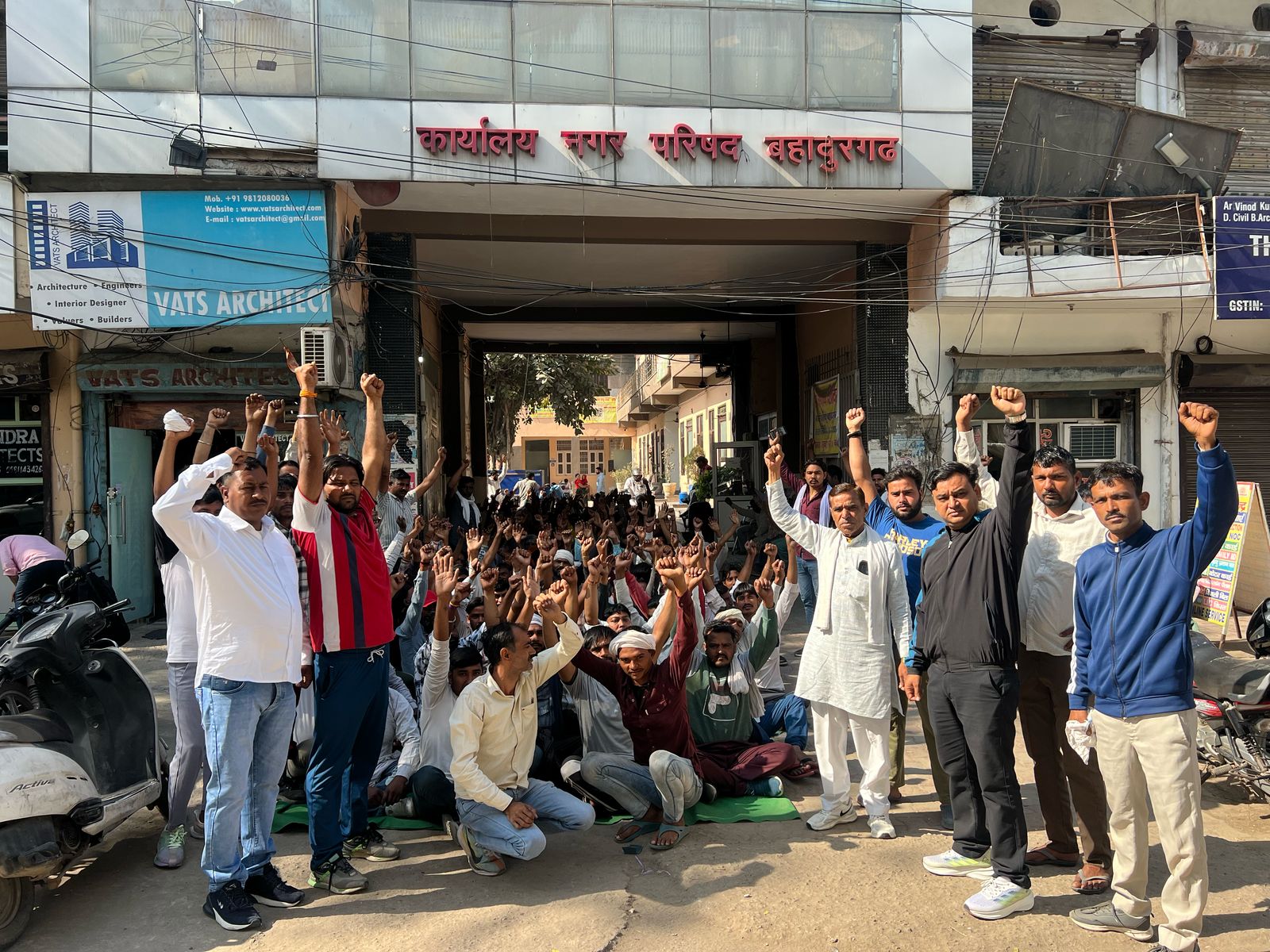 बहादुरगढ़ शहर में वेतन की मांग को लेकर प्रदर्शन करते सफाई कर्मचारी।