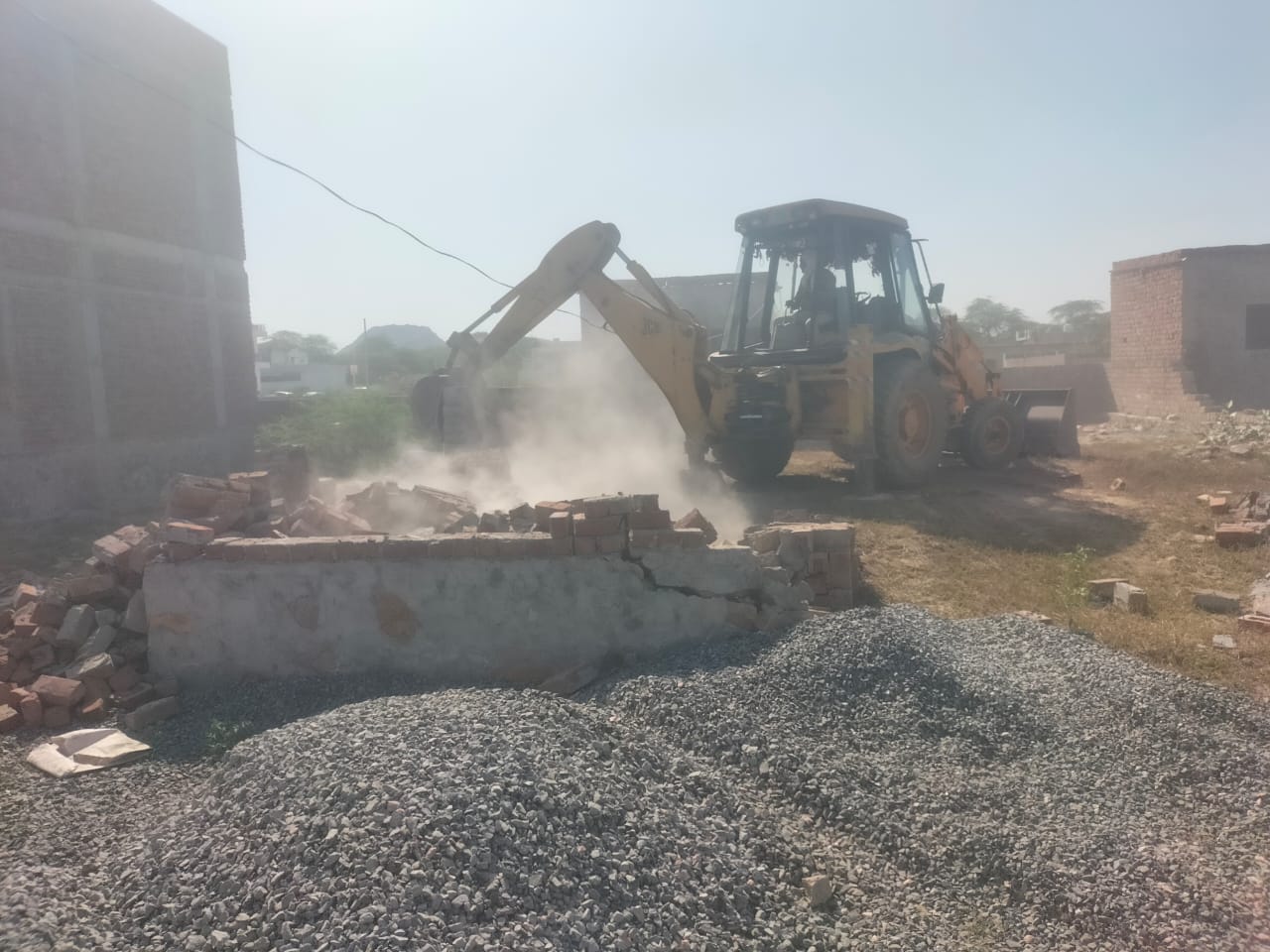 ਜੇ ਸੀਬੀ ਨੇ ਗੈਰਕਾਨੂੰਨੀ ਕਲੋਨੀ ਦੀ ਭੰਨਤੋੜ ਕੀਤੀ