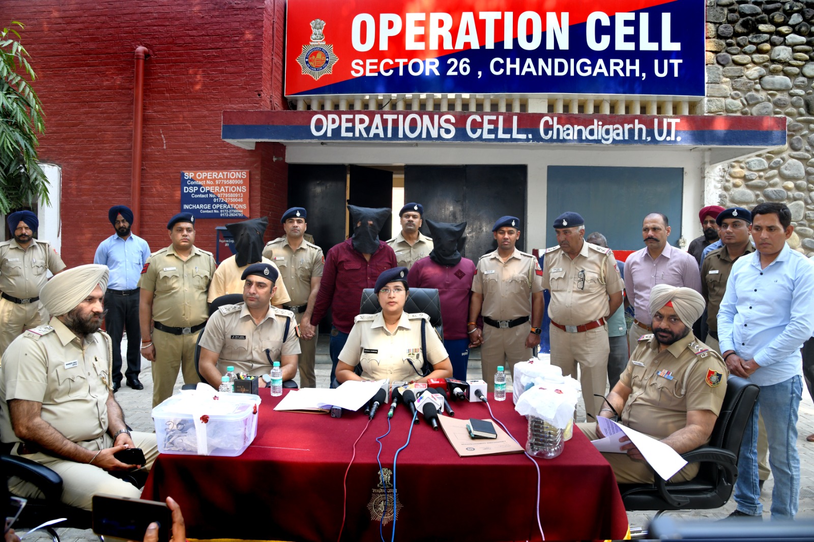 ਐਸਪੀ ਗੀਤੰਦੀ ਖੰਡਲਵਾਲ ਅਤੇ ਦੋਸ਼ੀ ਪਿੱਛੇ ਖੜੇ ਹੋਣ ਵਾਲੇ ਦੋਸ਼ੀ.