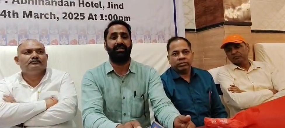 ਐਸੋਸੀਏਸ਼ਨ ਦੇ ਅਧਿਕਾਰੀ ਜੀਂਦ ਵਿੱਚ ਪੱਤਰਕਾਰਾਂ ਨਾਲ ਗੱਲ ਕਰਦੇ ਹਨ.