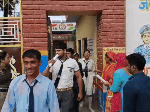 परीक्षा देकर सेंटर से बाहर आते हुए विद्यायार्थी - Dainik Bhaskar