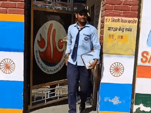 ਇਮਤਿਹਾਨ ਲੈਣ ਤੋਂ ਬਾਅਦ ਕੇਂਦਰ ਤੋਂ ਬਾਹਰ ਆਉਂਦੇ ਵਿਦਿਆਰਥੀ ਬਾਹਰ ਆਉਂਦੇ ਹਨ