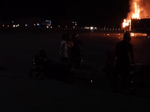 सीएनजी ब्लॉस्ट होने के कुछ ही सेकेंड बाद एक बार फिर से आग भड़की, हालांकि पहले ही ब्लॉस्ट में ट्रक के चिथड़े उड़ चुके थे।