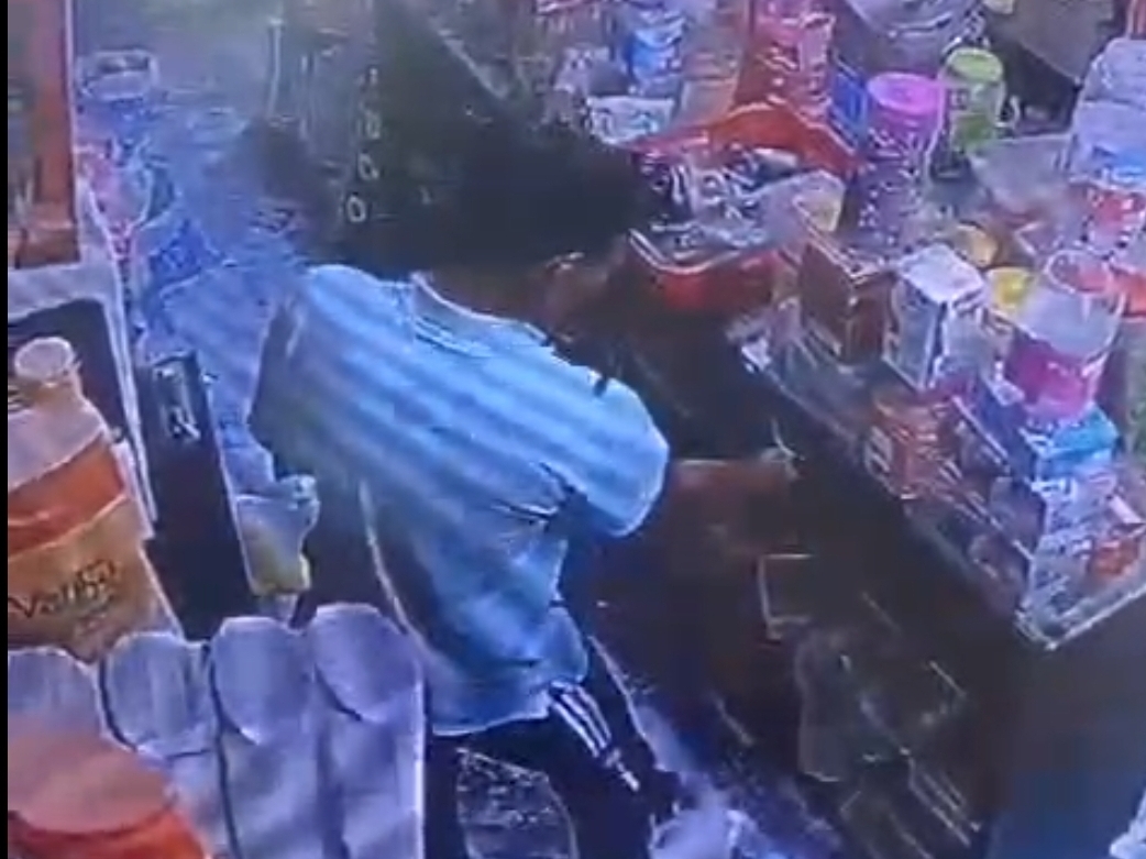 सीसीटीवी में कैद गल्ले से पैसे निकालता चोर।