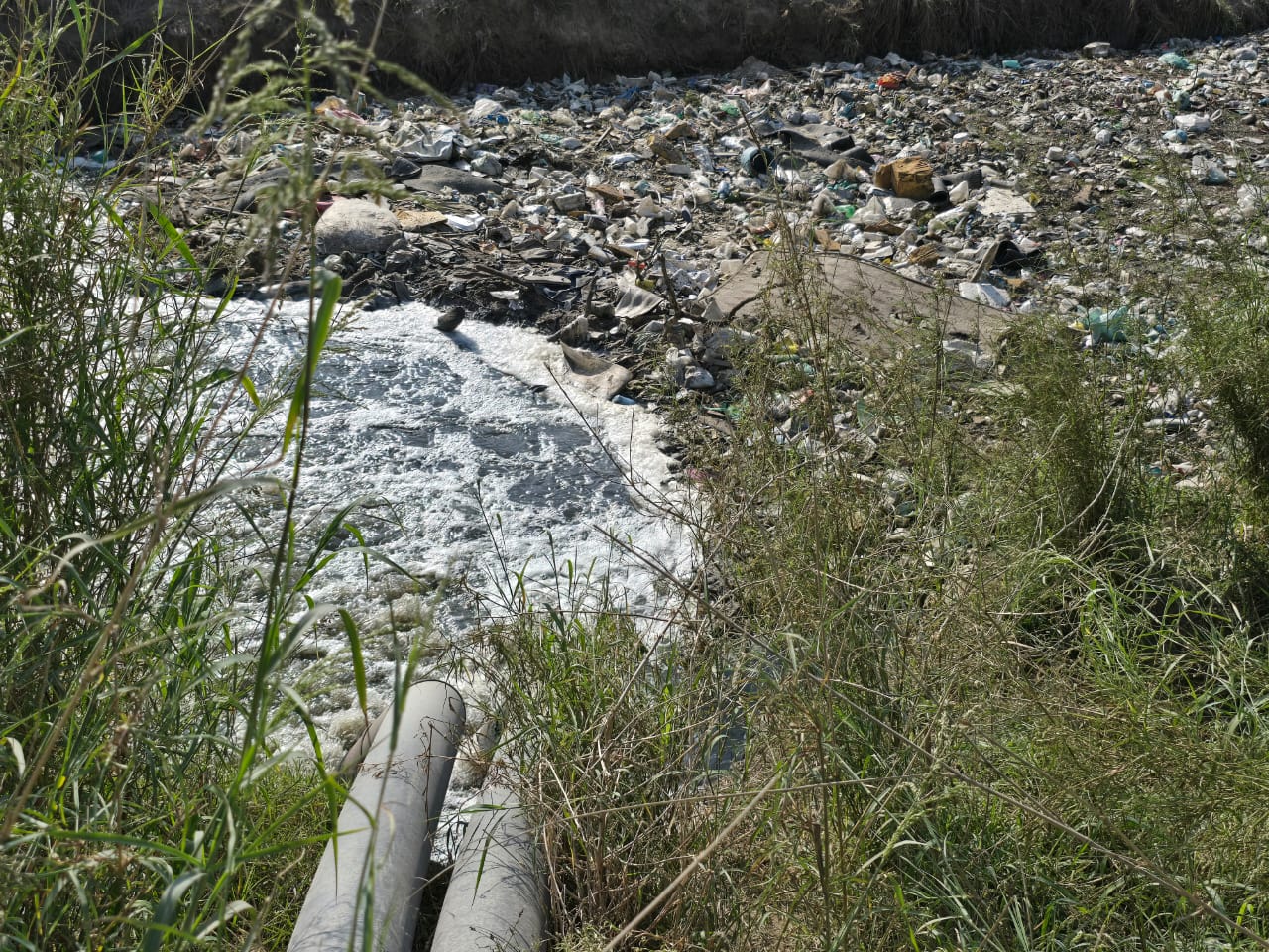 STP में केमिकल युक्त पानी को ओवरफ्लो पानी के दो पाईप के माध्यम से ड्रेन -6 में चोरी छिपे डाला जा रहा था।