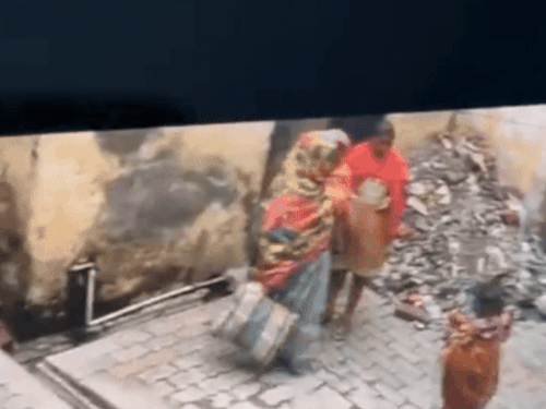 Cctuver ਨੂੰ ਕੈਦ ਚੋਰੀ ਕਰਨ ਵਾਲੀਆਂ women ਰਤਾਂ ਦੀਆਂ ਤਸਵੀਰਾਂ ਆਈਆਂ.