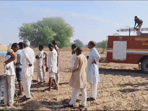 ਪਿੰਡ ਵਾਲੇ ਅੱਗ ਦੇ ਬ੍ਰਿਗੇਡ ਨੂੰ ਬੁਝਾਉਂਦੇ ਹਨ ਅਤੇ ਮੌਕੇ 'ਤੇ ਪਹੁੰਚ ਗਏ.