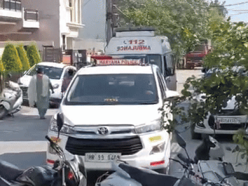 ਲੋਕ ਅਤੇ ਪੁਲਿਸ ਮੌਕੇ ਤੇ ਪਹੁੰਚੇ, ਅੱਗ ਵਿੱਚ ਸੜ ਕੇ ਮਾਲ ਬਾਹਰ ਕੱ .ੇ.