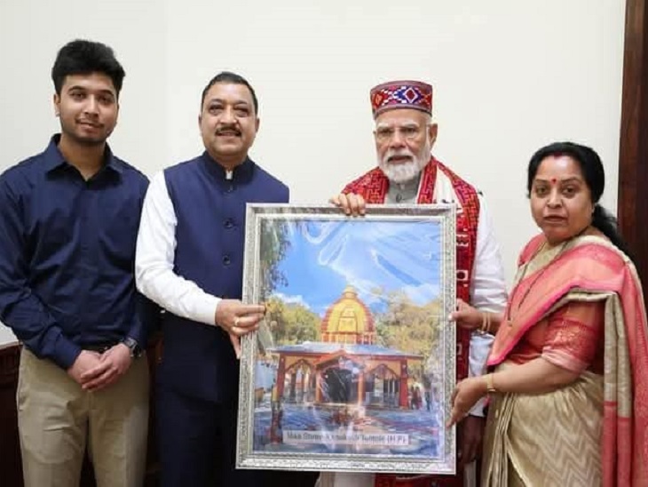 शिमला से MP सुरेश कश्यप अपने परिवार के साथ प्रधानमंत्री मोदी से मिलते हुए और उन्हें स्मृति चिन्ह भेंट करते हुए
