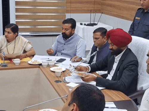 ਕਮਿਸ਼ਨ ਦੇ ਚੇਅਰਮੈਨ ਜ਼ਮੀਨ ਨੂੰ ਫੜਨ ਦੇ ਮਾਮਲੇ ਵਿੱਚ ਸ਼ਿਕਾਇਤਕਰਤਾ ਦੁਆਰਾ ਪੇਸ਼ ਕੀਤੀ ਗਈ ਫੋਟੋ ਨੂੰ ਵੇਖਦੇ ਹੋਏ.