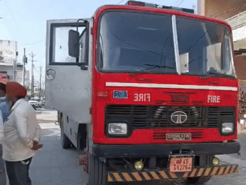 ਇਸ ਜਾਣਕਾਰੀ ਤੋਂ ਬਾਅਦ ਅੱਗ ਬੁਝਾਉਣ ਦੀ ਅੱਗ ਅੱਗ ਉੱਤੇ ਕਾਬੂ ਪਾ ਸਕਦੀ ਹੈ ਅਤੇ ਅੱਗ ਨੂੰ ਕਾਬੂ ਕਰ ਸਕਦੀ ਹੈ.