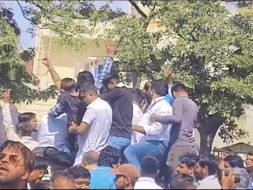 ਜਿੱਤ ਤੋਂ ਬਾਅਦ ਭਾਜਪਾ ਦੇ ਕਾਮੇ ਮਨਾ ਰਹੇ ਸਨ.