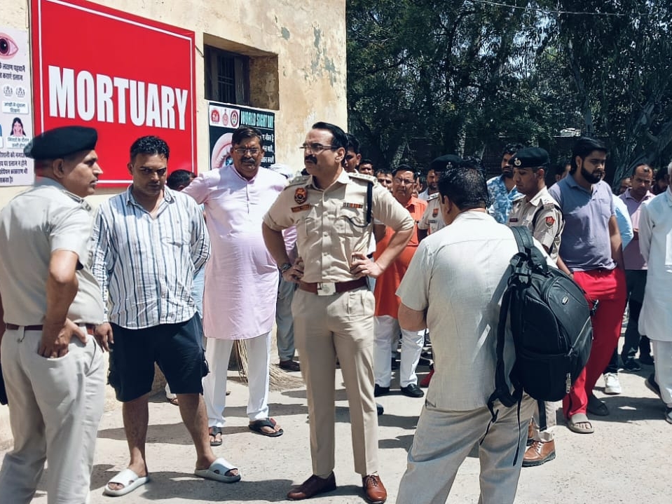 परिजनों से बातचीत करती पुलिस।