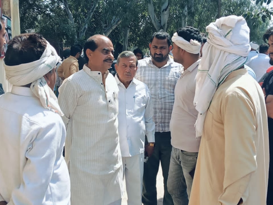 अस्पताल में मौजूद परिजन व अन्य।