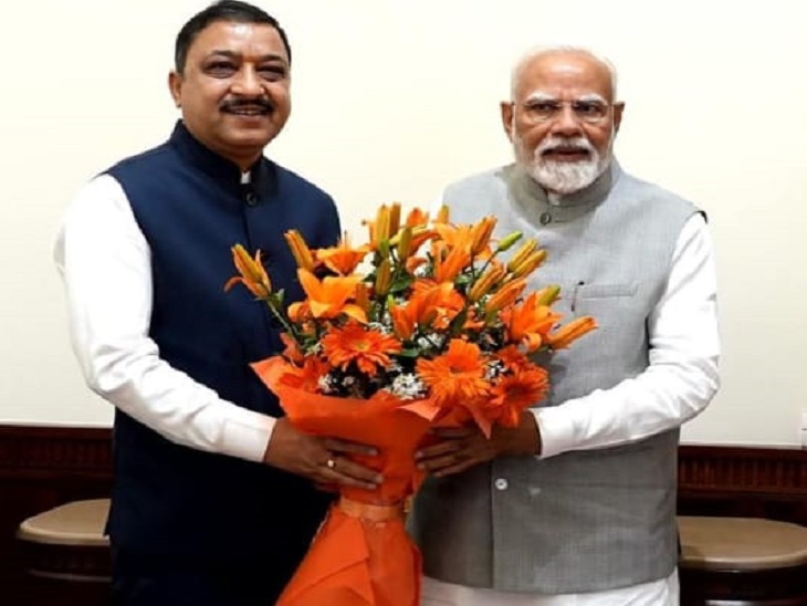 सांसद सुरेश कश्यप प्रधानमंत्री नरेंद्र मोदी को पुष्प गुच्छ भेंट करते हुए