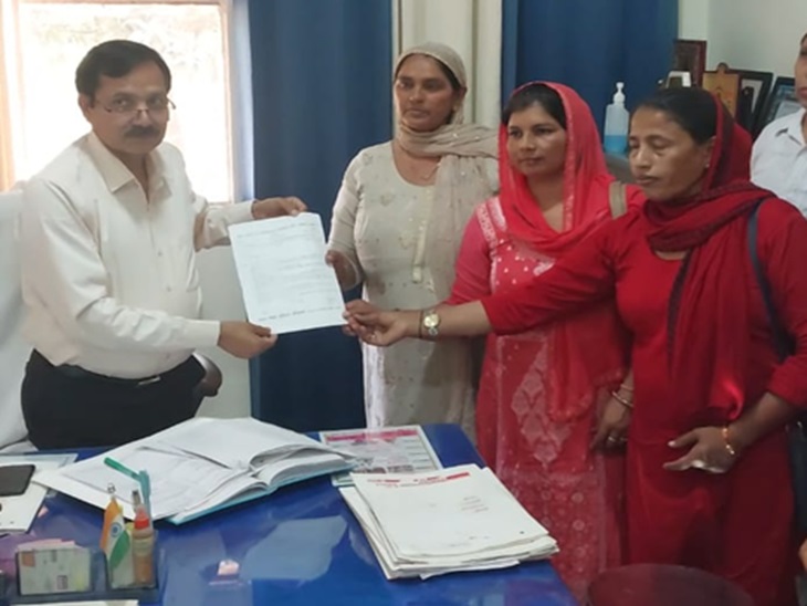 ਆਸ਼ਾ ਕਰਮਚਾਰੀ ਰੋਹਤਕ ਵਿੱਚ ਸੀਐਮਓ ਡਾ. ਰਮੇਸ਼ ਚੰਦਰ ਨੂੰ ਮੰਗਲਵਾਰ ਨੂੰ ਯਾਦ ਕਰਨ ਵਾਲਾ.