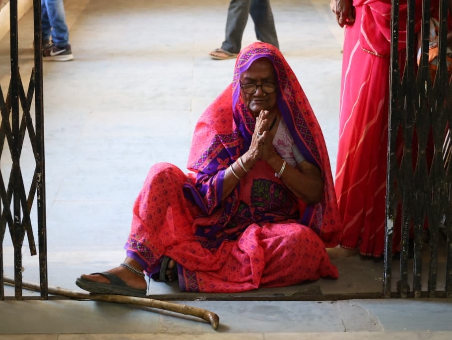 महिला ने इस तरह हाथ जोड़कर इच्छा मृत्यु की मांग की।