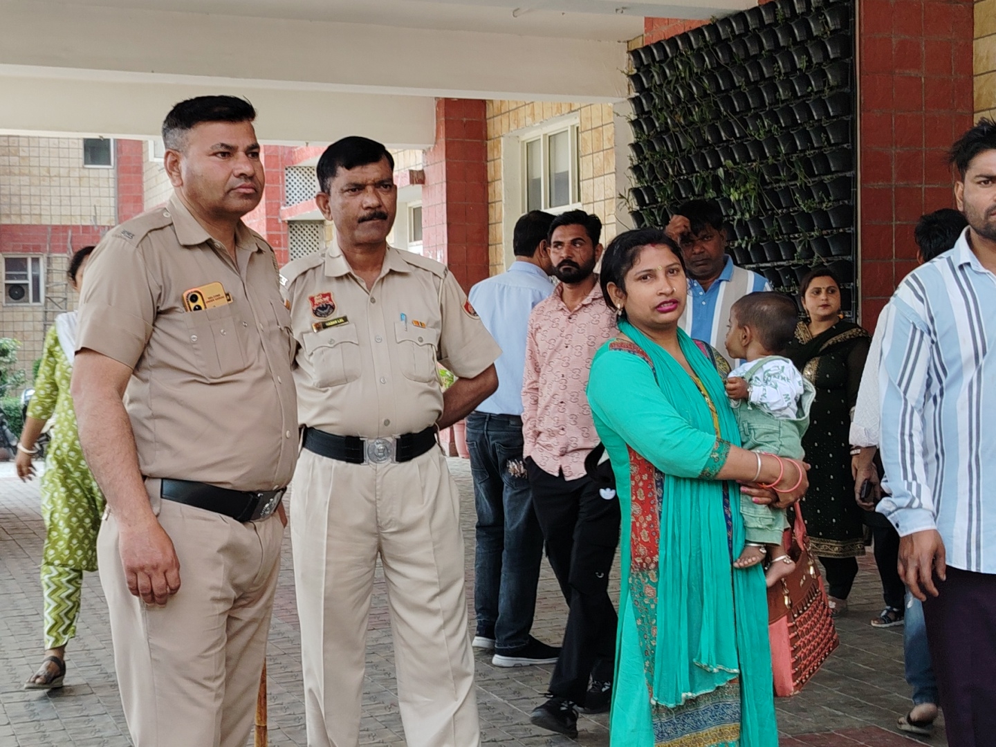 अस्पताल में मौजूद पुलिस।