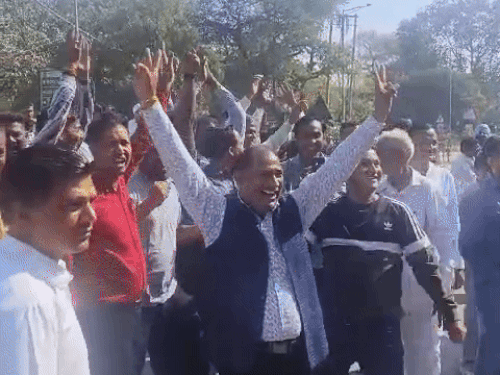 ਕਰਨਾਲ ਵਿੱਚ ਜਿੱਤ ਤੋਂ ਬਾਅਦ ਭਾਜਪਾ ਵਰਕਰ ਮਨਾ ਰਹੇ ਸਨ.