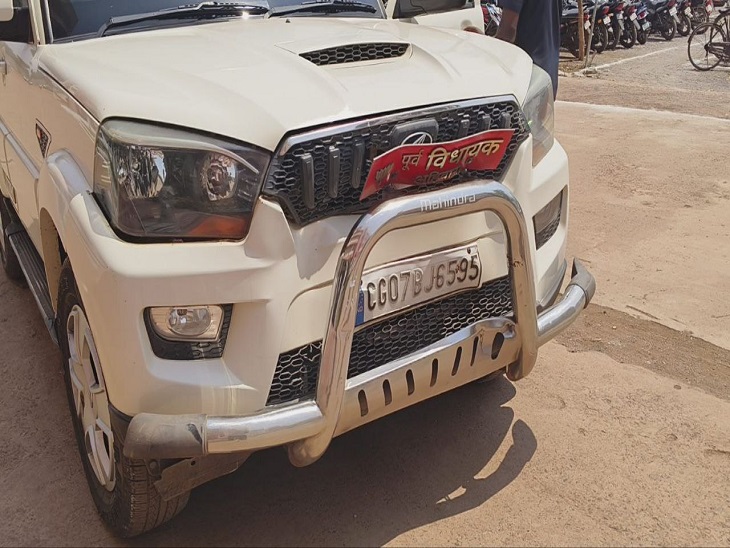 पूर्व विधायक सांवलाराम डहरे की स्कॉर्पियों क्षतिग्रस्त।