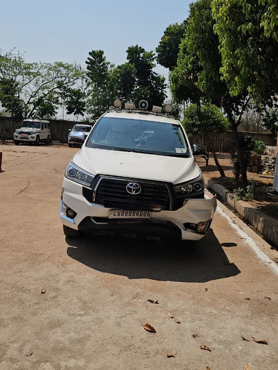 दुर्ग ग्रामीण विधायक ललित चंद्राकर की गाड़ी क्षतिग्रस्त।