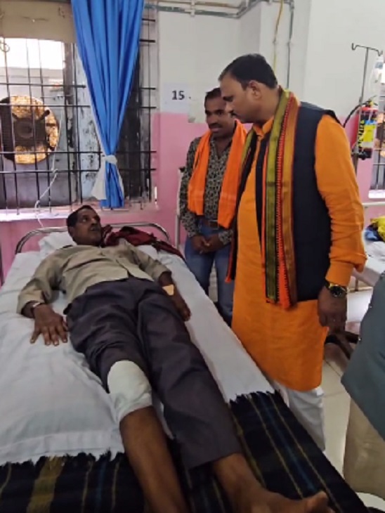 मंत्री जायसवाल मरीजों से बातचीत करते हुए