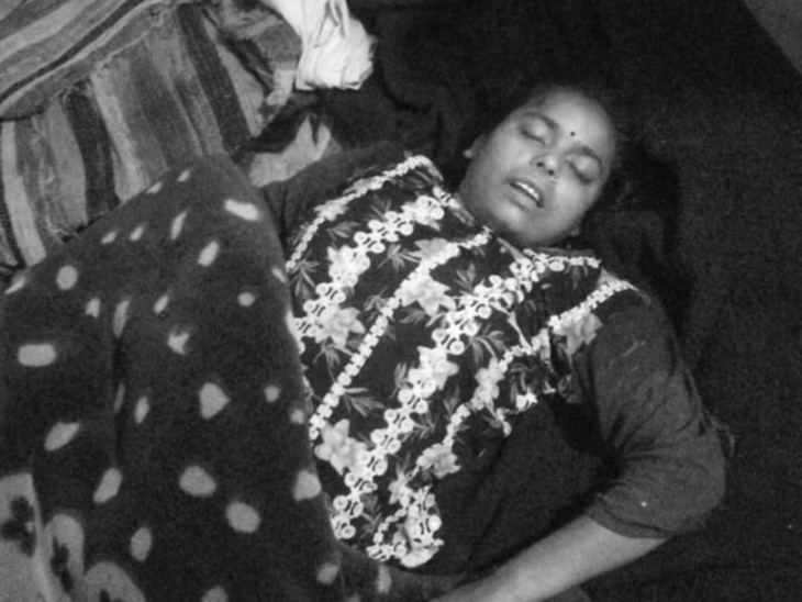 ਮਹਿਲਾ ਰਾਣੀ ਦਾ ਲਾਸ਼ ਘਰ ਵਿਚ ਕੰਬਲ ਨਾਲ covered ੱਕਿਆ ਪਾਇਆ ਗਿਆ. ਉਸਨੂੰ ਮਾਰ ਦੇਣ ਲਈ ਕੁੱਟਿਆ ਗਿਆ.