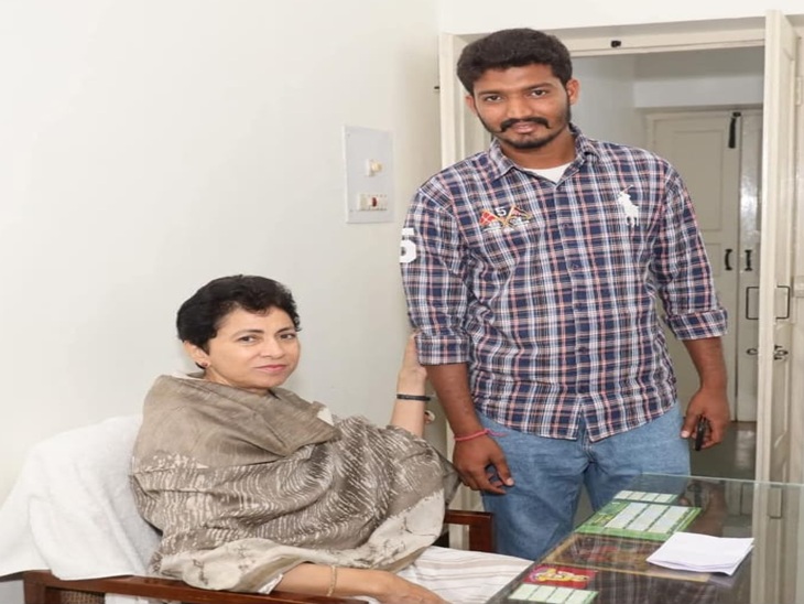 सांसद कुमारी सैलजा के साथ वीरेंद्र। फाइल फोटो