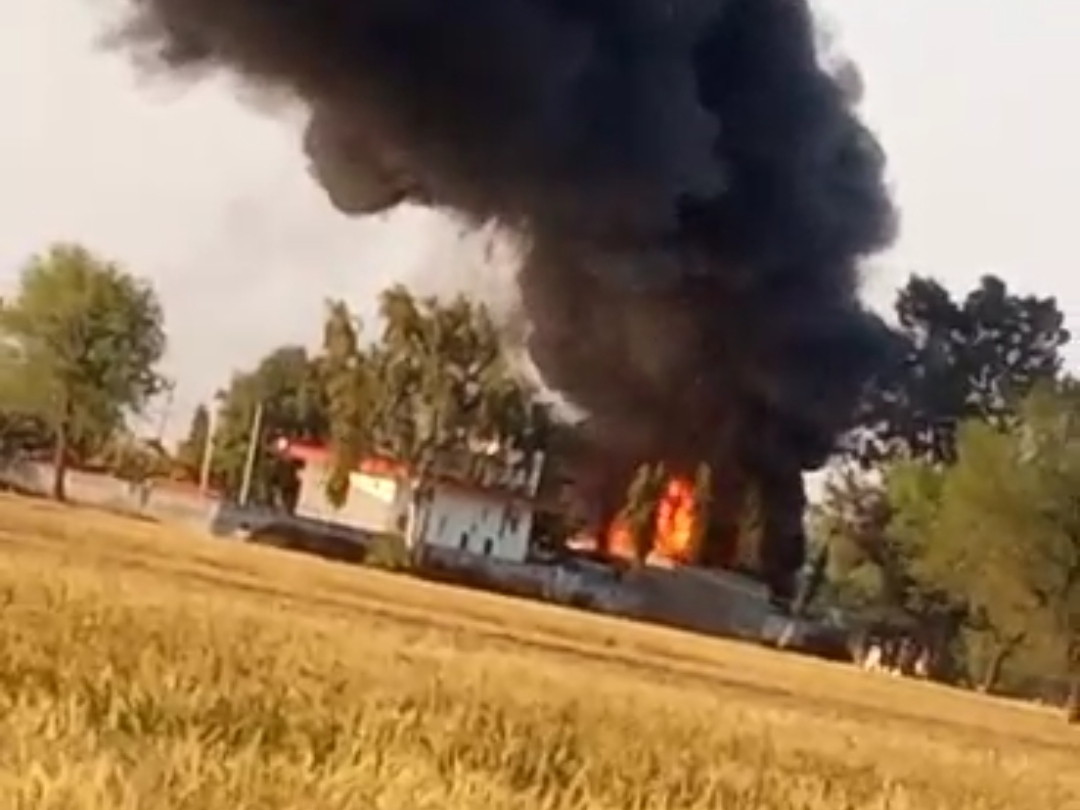 हिसार में आग लगने के बाद जलता दिखाई दे रहा है तेल टैंक।