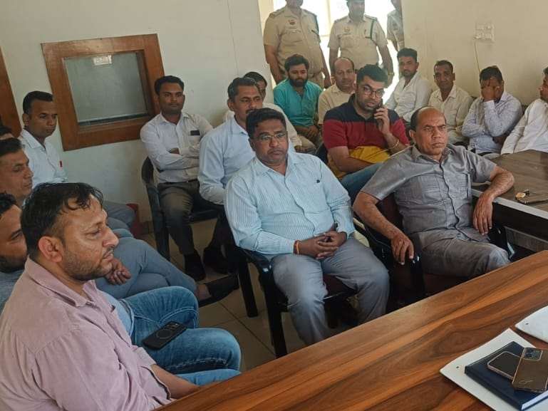 बैठक में मौजूद व्यापारी एवं दुकानदार।