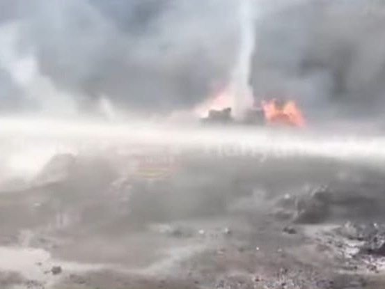 ਐਮਾਜ਼ਾਨ ਵੇਅਰਹਾ house ਸ ਨੇੜੇ ਜੰਕ ਨੂੰ ਸਾੜਨਾ.