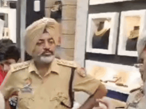 ਦੁਕਾਨ ਦੇ ਮਾਲਕ ਦੀਪਕ ਵਰਮਾ, ਘਟਨਾ ਬਾਰੇ ਜਾਣਕਾਰੀ ਦਿੰਦੇ ਹੋਏ.