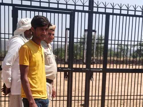 ਐਸ ਡੀ ਐਮ ਪਿੰਡ ਦੇ ਈਡਗਾਹ ਵਿਚ ਕੀਤੇ ਗਏ ਮਿੱਟੀ ਭਾਰਤ ਦੇ ਕੰਮ ਦੀ ਜਾਂਚ ਕਰਨ ਲਈ ਪਹੁੰਚੇ