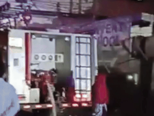 ਫਾਇਰ ਬ੍ਰਿਗੇਡ ਕਾਰ ਕੰਪਨੀ ਵਿਚ ਅੱਗ ਬੁਝਾਉਣ ਲਈ ਪਹੁੰਚੀ