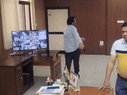 सिरसा सीडएलयू में छात्रों के धरने पर बैठने पर कार्यालय से बाहर जाते हुए रजिस्ट्रार।