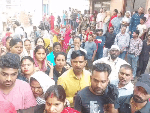 हत्या के बाद दुर्गा कॉलोनी में इकट्ठा हुए लोग।