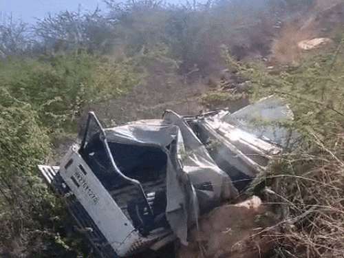 ਪੁਲਿਸ ਦੀ ਕਾਰ ਨੂਹ ਖੇਤਰ ਵਿੱਚ ਅਰਾਵਾਲੀ ਦੇ ਪਹਾੜ ਤੋਂ ਹੇਠਾਂ ਆ ਗਈ.