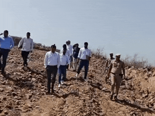 ਡਿਪਟੀ ਕਮਿਸ਼ਨਰ ਫਿਰੋਜ਼ਪੁਰ ਝਾਵਲ ਦੇ ਪਿੰਡ ਰਾਵਣ ਦੇ ਮੈਦਾਨ ਦਾ ਮੁਆਇਨਾ ਕਰ ਰਹੇ ਹਨ.