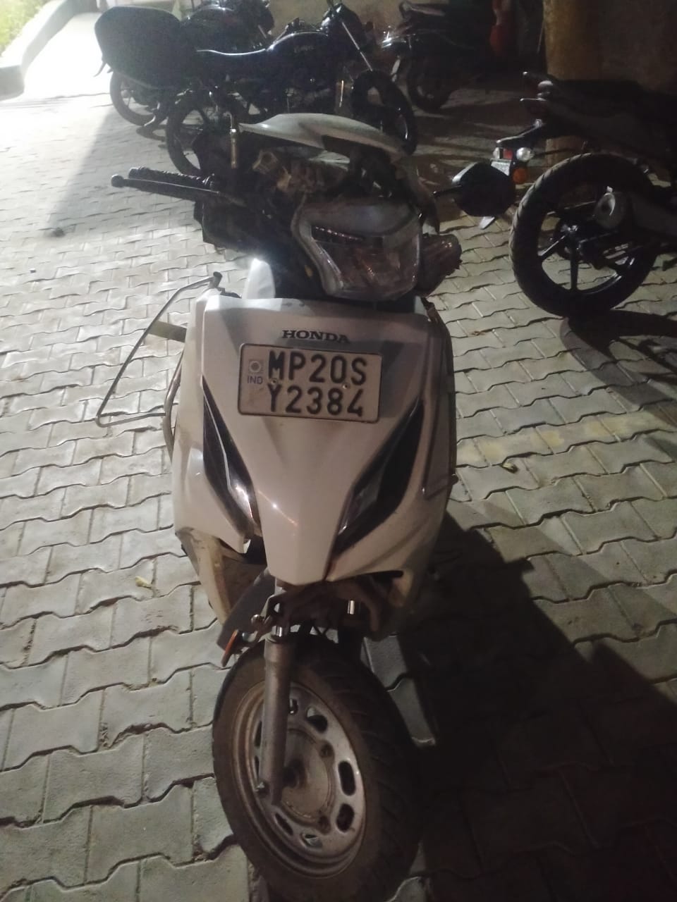 ਗੁਰੂਗ੍ਰਾਮ ਵਿੱਚ ਸੁਲਤਾਨਪੁਰ ਝੀਲ ਨੇੜੇ ਇੱਕ ਹਾਦਸੇ ਵਿੱਚ ਸਕੂਟੀ ਨੂੰ ਨੁਕਸਾਨ ਪਹੁੰਚਿਆ.