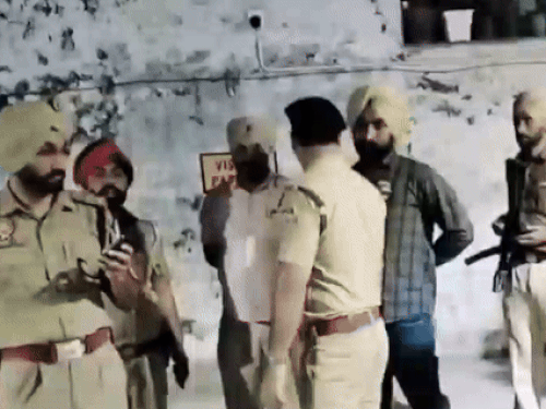 मुठभेड़ के बाद गैंगस्टर लविश ग्रोवर किया था गिरफ्तार।