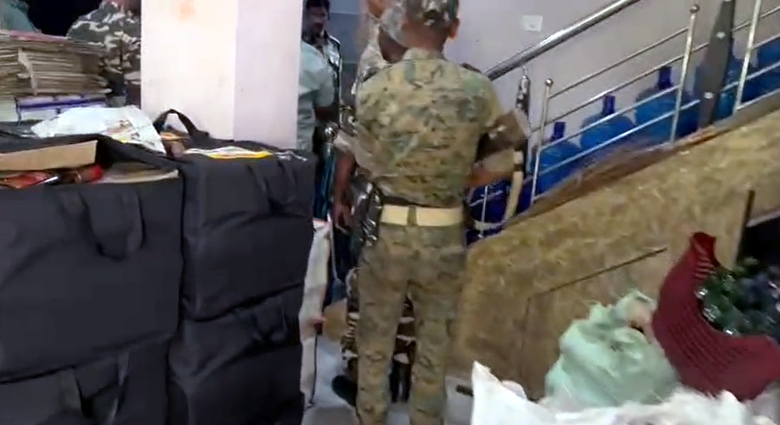 नकली शराब असली दिखे इसके लिए बोतलों पर झारखंड उत्पाद विभाग का होलोग्राम लगाया जाता है।