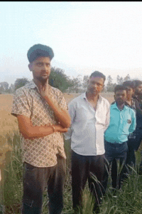 सलौली गांव में घटनास्थल पर लगी लोगों की भीड़।