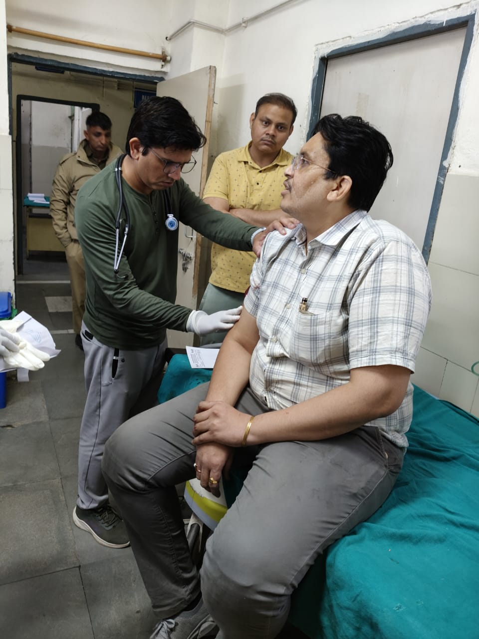 ਹਸਪਤਾਲ ਵਿੱਚ ਜ਼ਖਮੀ ਸੰਦੀਪ ਨਾਲ ਜ਼ਖਮੀ ਡਾਕਟਰ ਨੇ ਸੈਂਡਿਈਪ ਦਾ ਇਲਾਜ ਕੀਤਾ ਡਾਕਟਰ. ਫਾਈਲ ਫੋਟੋ.