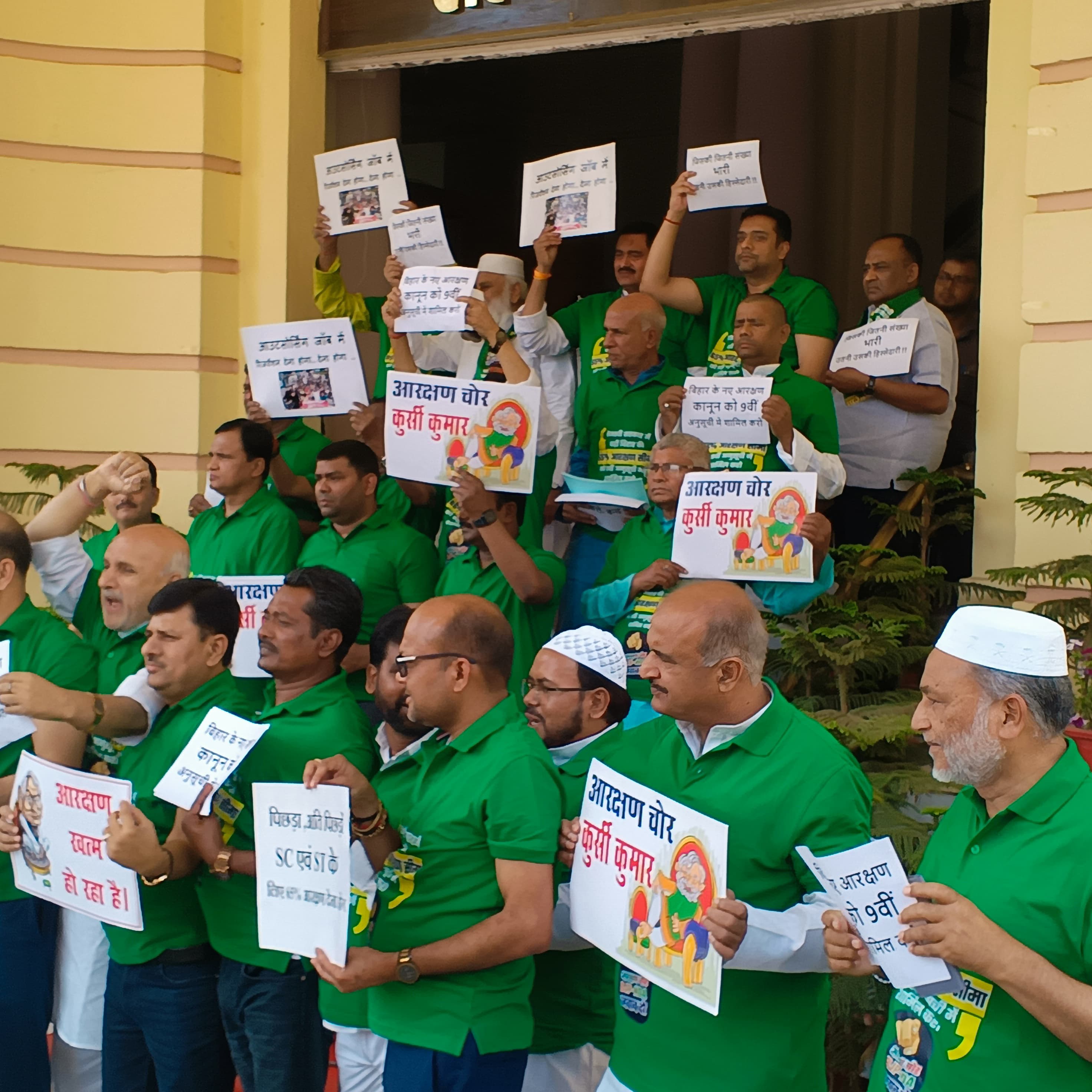 पोर्टिको में प्रदर्शन करते राजद के विधायक।