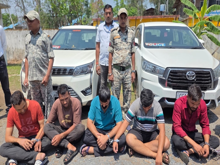 आरोपियों के कब्जे से 2 कार भी बरामद किया गया है