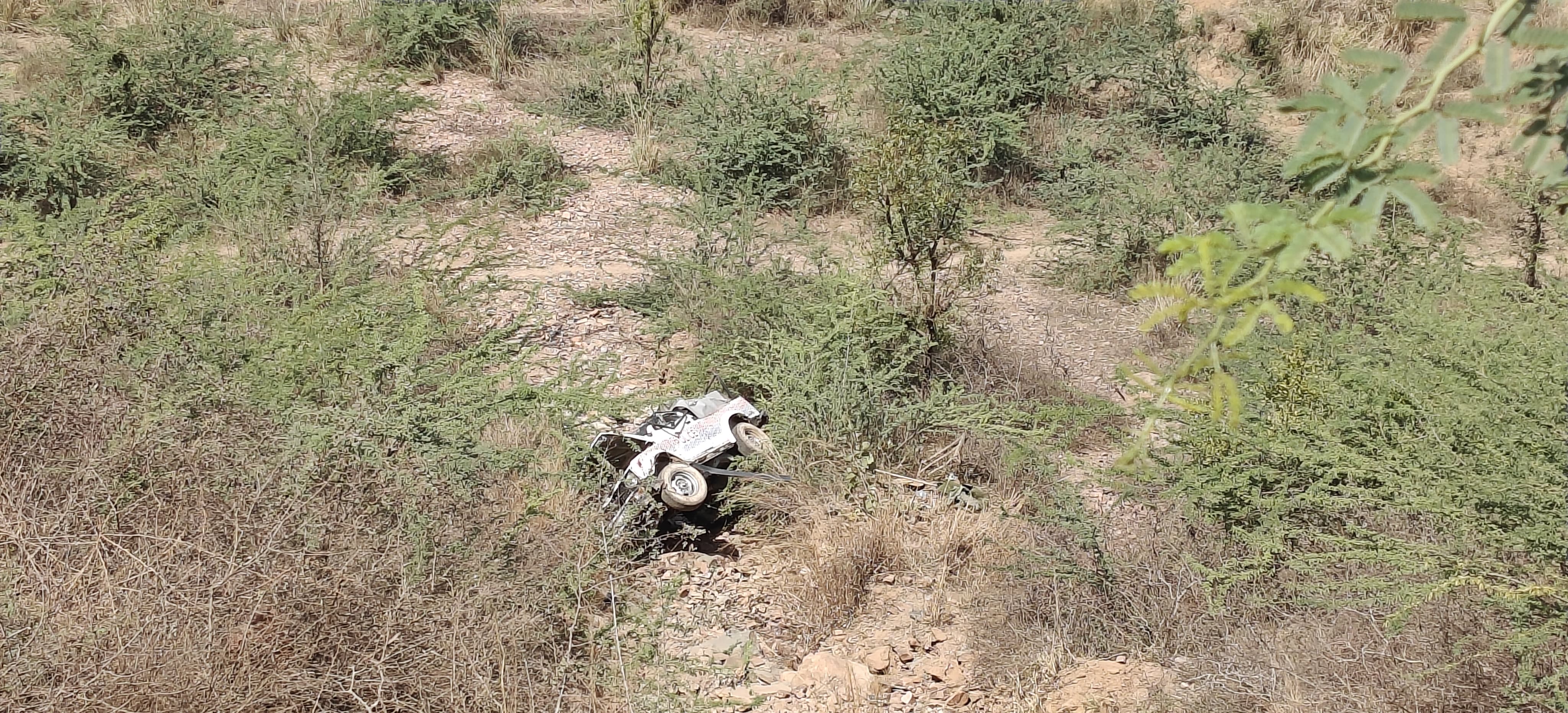 ਪੁਲਿਸ ਜੀਪ ਅਰਾਵਾਲਕੀ ਪਹਾੜੀ ਤੋਂ ਹੇਠਾਂ ਡਿੱਗ ਗਈ.