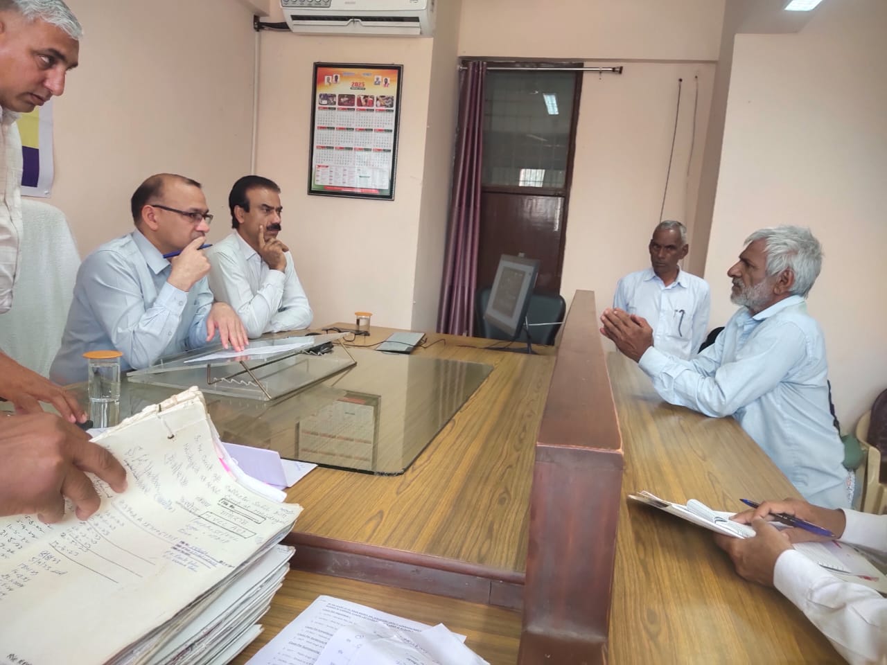 ਡੀਸੀ ਵਿਵੇਕ ਭਾਰਤੀ ਸਮਾਧਨ ਕੈਂਪ ਵਿੱਚ ਲੋਕਾਂ ਦੀਆਂ ਸਮੱਸਿਆਵਾਂ ਸੁਣ ਰਹੀ ਹੈ.