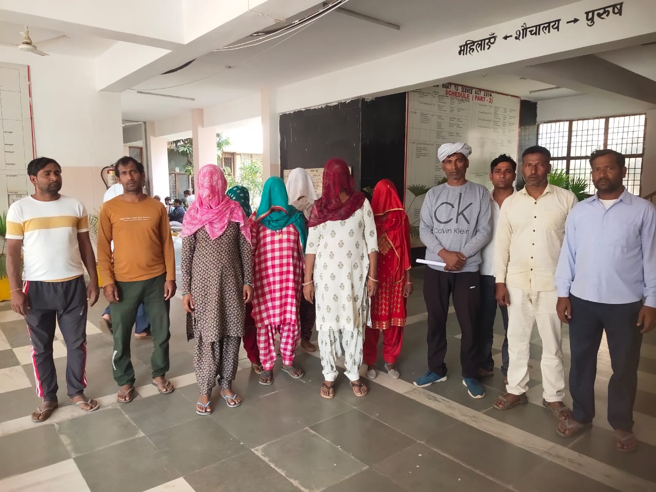 ਪਿੰਡ ਦੀ ਸਿਆਲਾ ਦੇ ਪਿੰਡ ਵਾਸੀਆਂ ਡੀਸੀ ਮਿਲਣ ਲਈ ਜਾਂਦੇ ਹਨ.